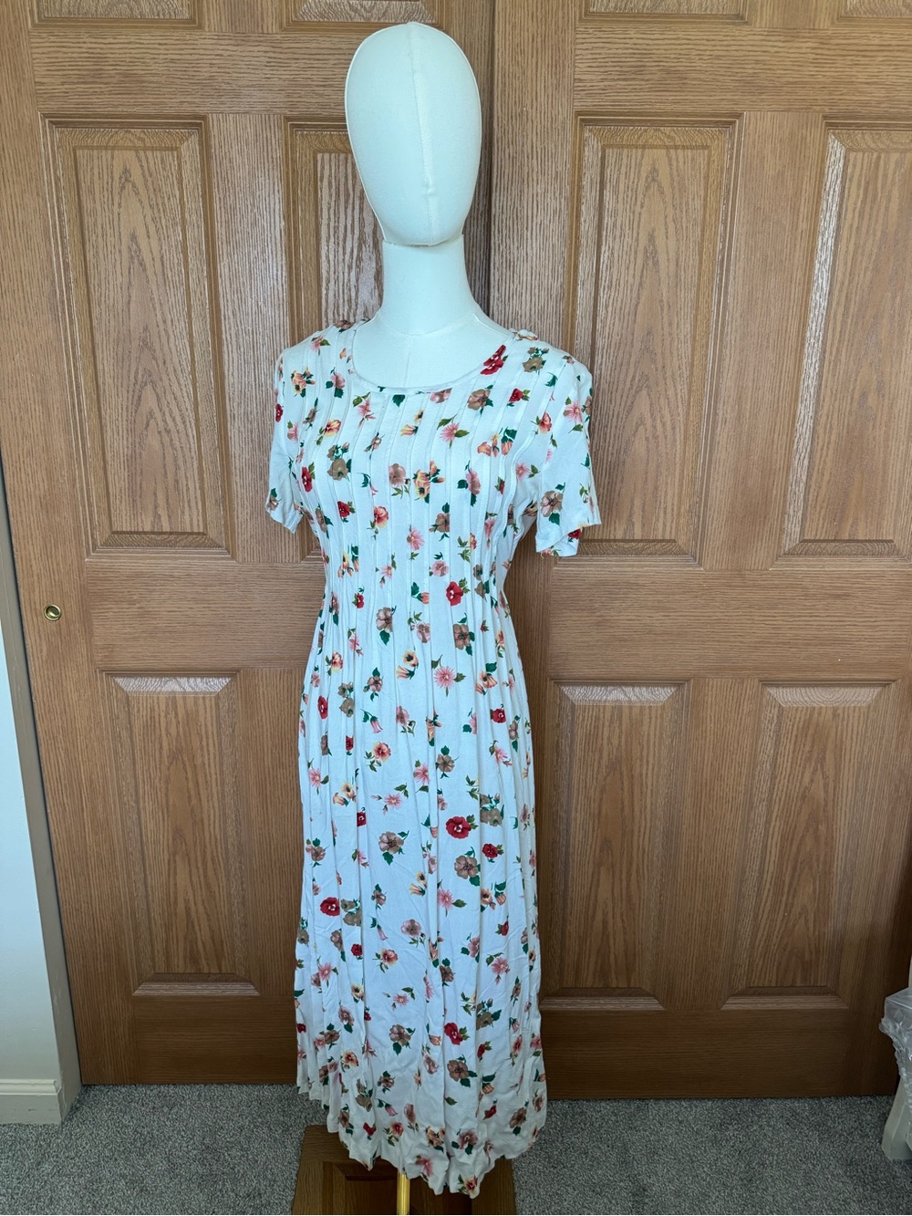 90’s Floral Short-Sleeve white Pleated Maxi Dress